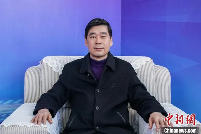图为全国政协委员、广西壮族自治区政协副主席、民建广西区委主委钱学明接受中新网采访。　陈冠言 摄