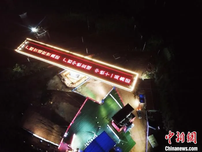 航拍正在转体的那宽特大桥。　蒋雪林 摄