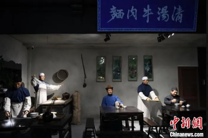 图为民国初年第一家牛肉面馆场景。(资料图) 崔琳 摄