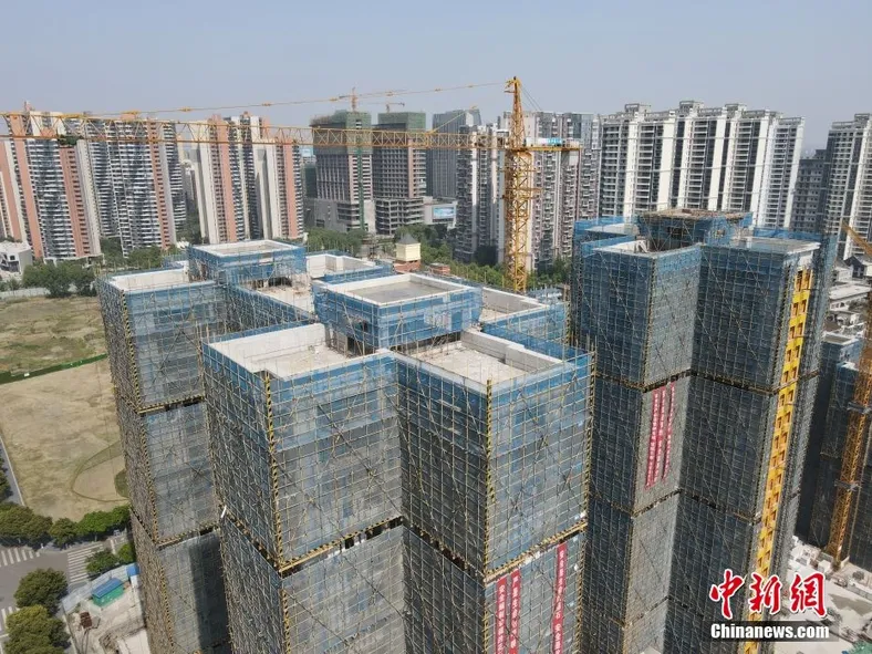 资料图为成都一在建住宅。（无人机照片） 中新社记者 张浪　摄