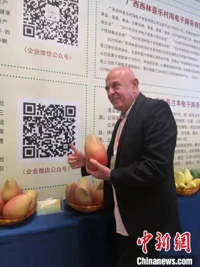 参加百色芒果节的一名外国客人。　杨强 摄