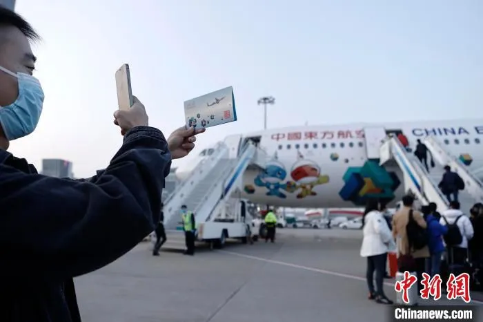 旅客与中国东航“技能梦想号”主题飞机合影留念。　殷立勤 摄