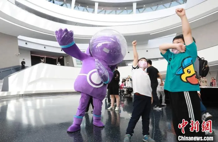 7月18日，上海天文馆迎来公众开放首日。　孙乐琦 摄