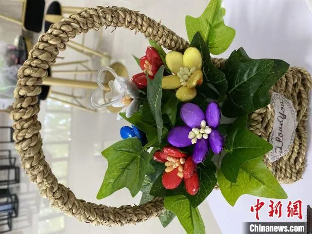 中国热科院香饮所科研人员研发的可食用手工巧克力盆花。　符宇群 摄