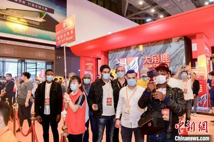 第四届中国(晋江)国际家装建材博览会上的国际采购商团队。　孙虹 摄