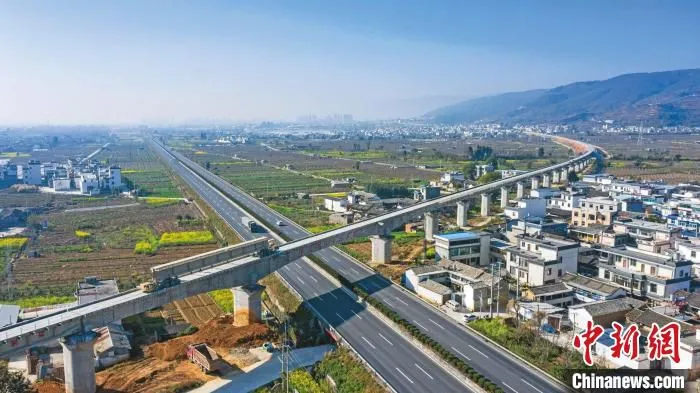 图为正在建设中的大瑞铁路大保段。　中共保山市委宣传部供图