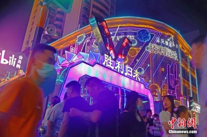 5月2日晚，江西南昌，民众在胜利路步行街休闲购物。为恢复百年老街的往日繁华，当地开展胜利路步行街“胜利归来” 主题活动，打造潮玩、消费于一体的活动街区，“五一”假期吸引民众，形成新的节日经济、夜间经济和文化经济。 中新社记者 刘占昆 摄