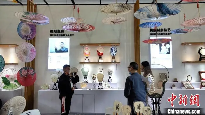 图为竹文化节现场的竹艺展览。　王鹏 摄