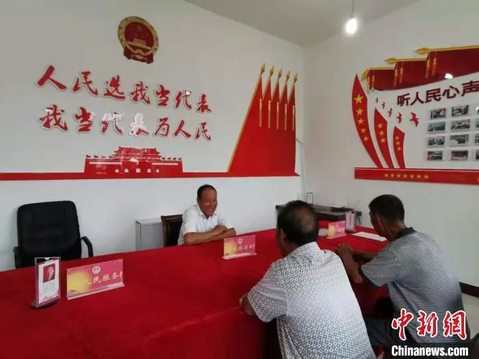 在近几年的代表履职中，栗翠田一直关注着乡村振兴这一话题。图为栗翠田与村民正在交流。　杨杰英 摄