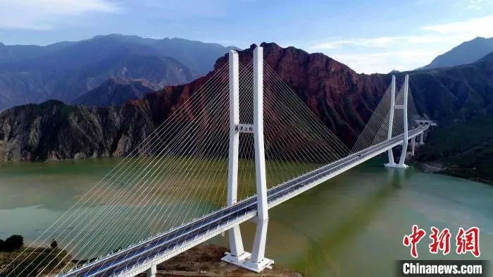 图为跨越黄河的海黄大桥。　青海省交通厅供图