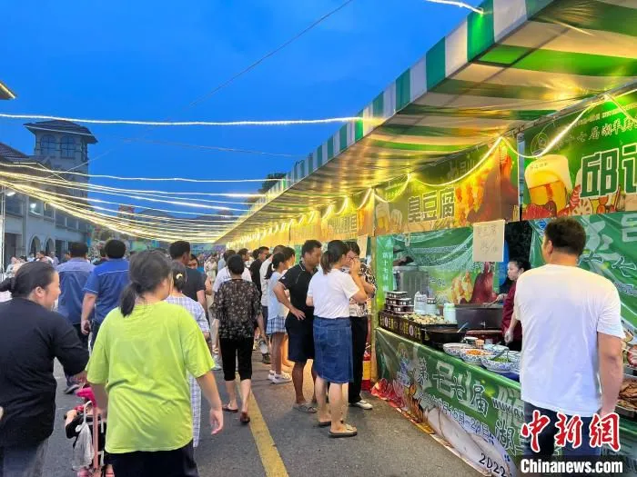 湖羊美食文化节现场人声鼎沸 施紫楠 摄 摄