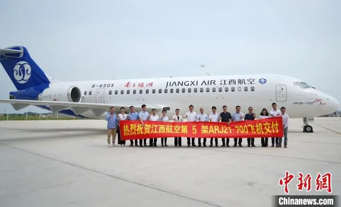 8月25日下午，江西航空第5架国产ARJ21飞机B-650X“南昌瑶湖”号交付。　江西航空 供图