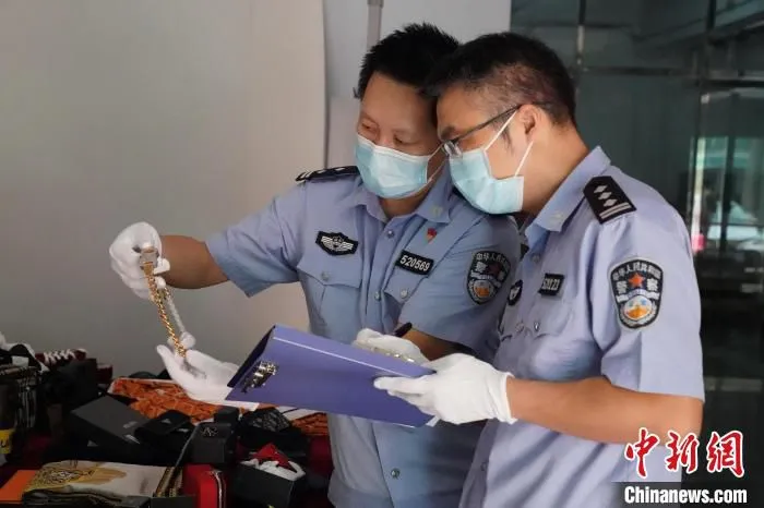 黄埔海关缉私民警查扣涉嫌走私的奢侈品 黄埔海关供图