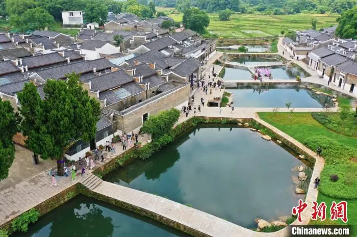 图为江西吉安钓源古村旅游项目，古色古香的建筑吸引了众多游客。　刘占昆 摄