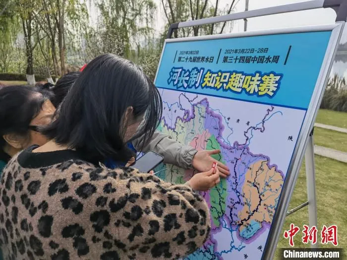 现场开展涉水知识有奖问答。　何浠 摄