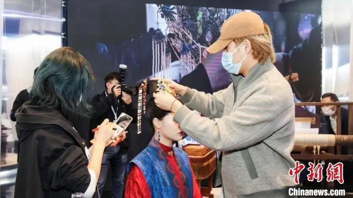 博览会上，影视从业人员展示影视服装造型。　董易鑫 摄