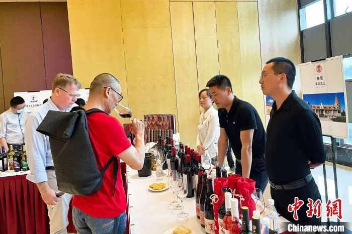 外国友人品鉴宁夏葡萄酒。　李佩珊 摄