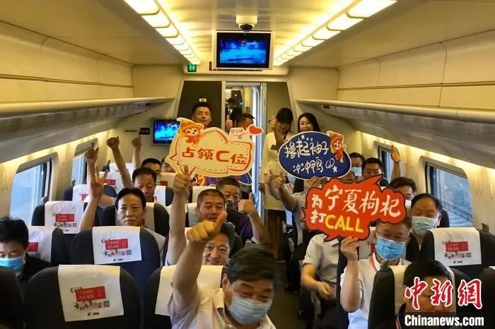 乘坐“宁夏枸杞号”高铁的旅客们。　李泽阳 摄