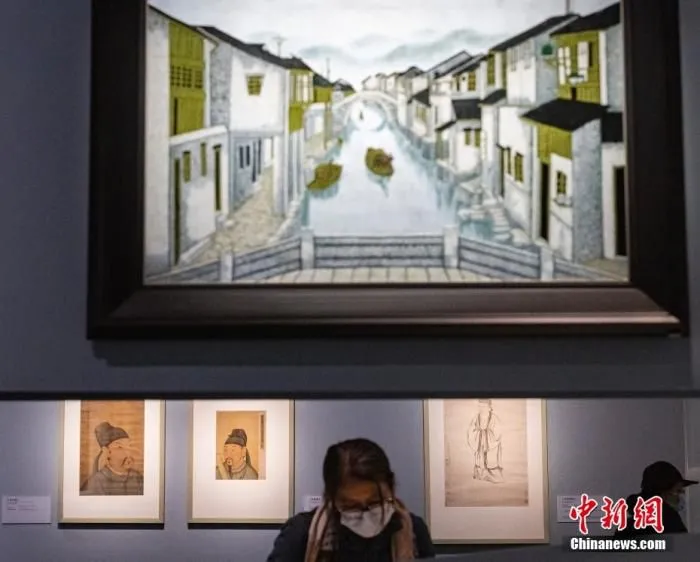 资料图为观众欣赏李白、杜甫、朱熹等曾创作过与长江相关名篇的文人大家的介绍。中新社记者 侯宇 摄