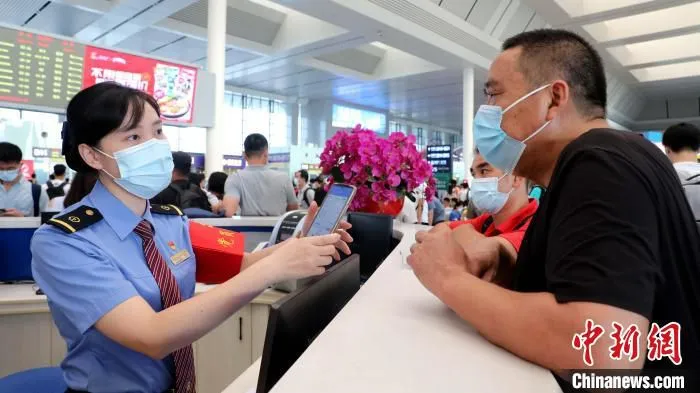 国庆假日期间,南宁东站服务台工作人员解答旅客问询。 于莉 摄 国庆假日期间,南宁东站服务台工作人员解答旅客问询。 于莉 摄