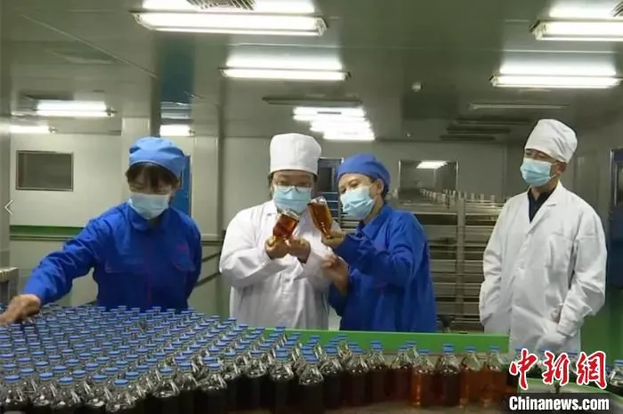 图为乌苏里江药业制剂车间，正在生产“寒地龙药”刺五加产品 郝东 摄