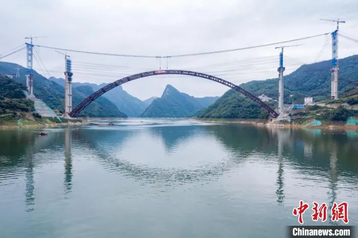 图为天峨龙滩特大桥建设现场。　广西路桥集团 供图