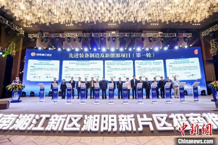 36个产业项目现场签约。　李阳 摄