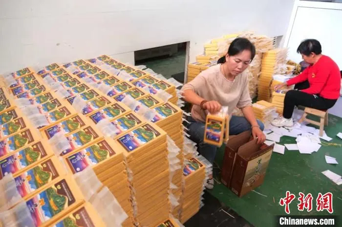 图为河北省邯郸市永年区永合会镇张边村村民正在把真空包装的小米打包外销。　张立 摄