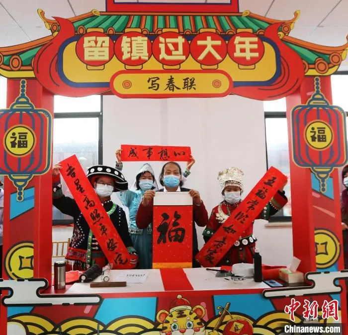 在镇海过年的员工展示春联 罗梦圆供图