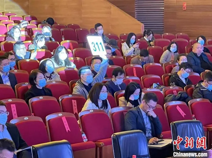 企业参与竞拍。　童笑雨 摄