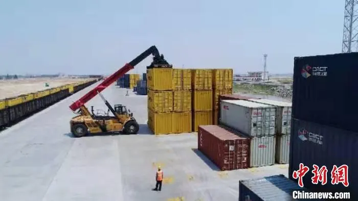 图为货物运输作业现场 北部湾联运公司供图