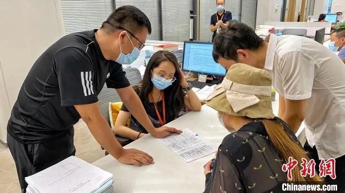 企业主办理环保相关事项。　钱晨菲 摄