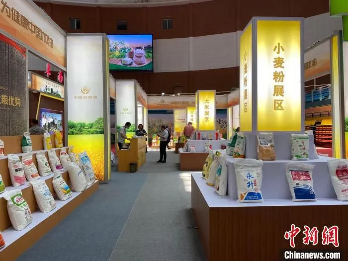 “中国好粮油”展示及“皖美粮油”“皖美粮机”展示展销会现场。　吴兰 摄