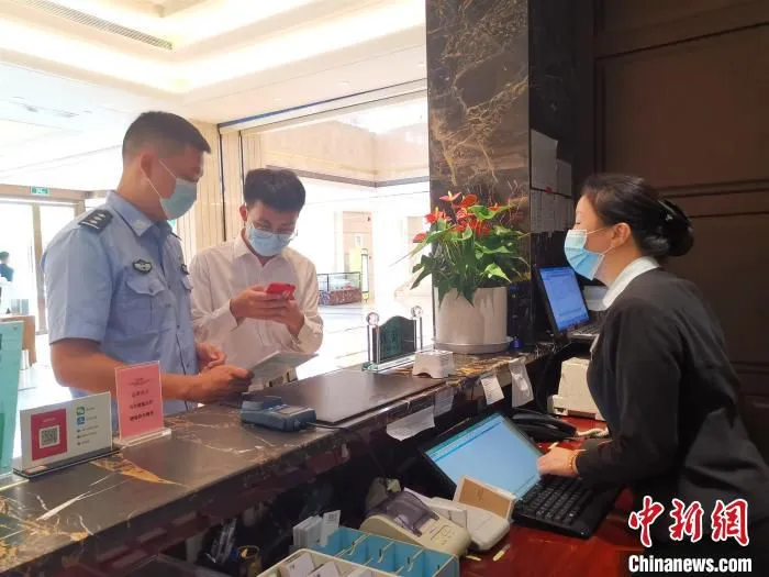 民警上门指导扫码入住登记 胡昌清 摄