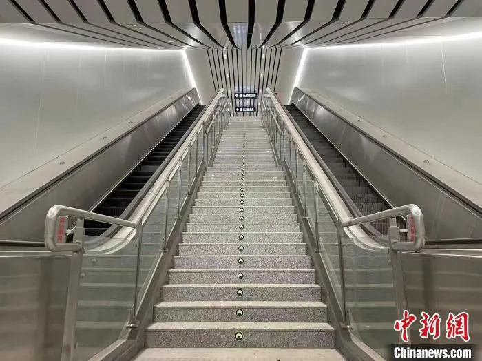 图为北京地铁房山线北延花乡东桥站A2出入口扶梯。　北京市重大项目办供图