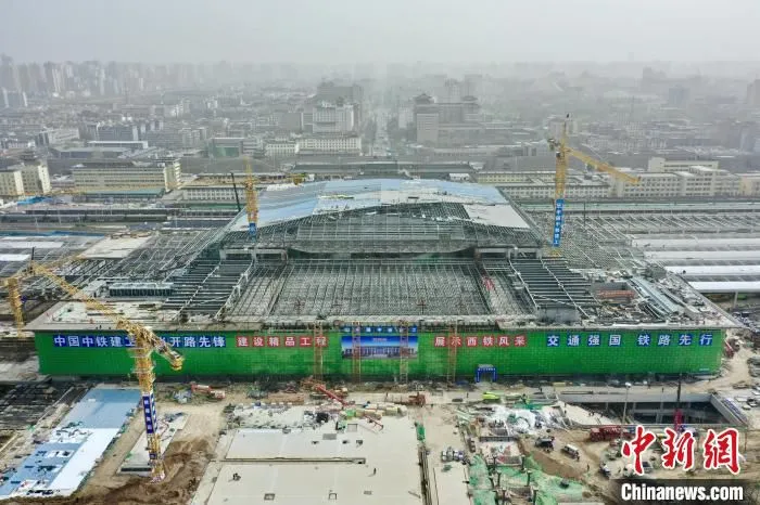 航拍西安火车站改扩建施工现场。　李铭 摄