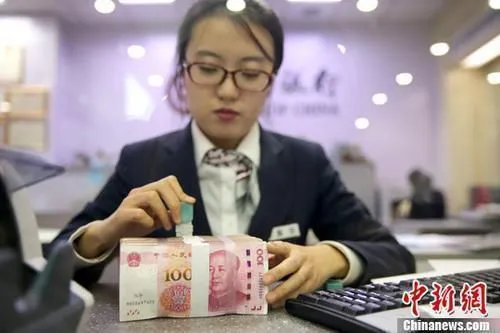 资料图：银行工作人员清点货币。中新社记者 张云 摄
