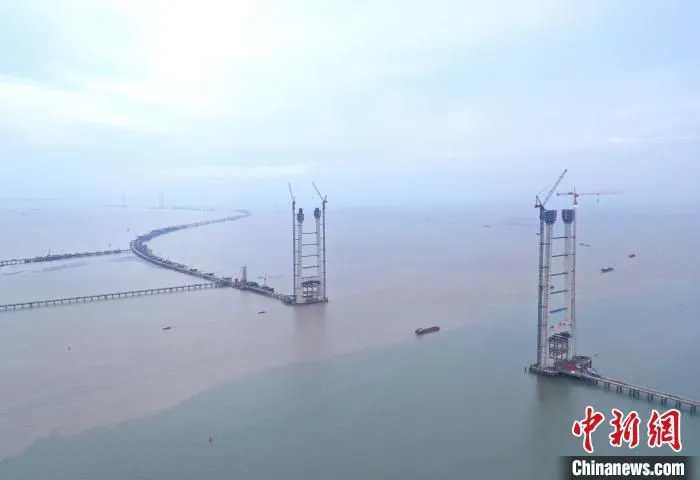中山大桥西主塔完成封顶 广东省交通集团 供图