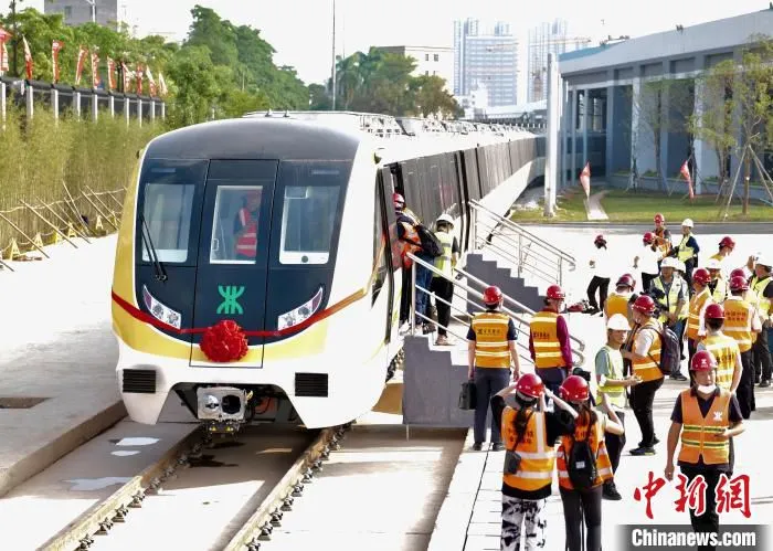 图为深圳地铁14号线首列车。　陈文 摄