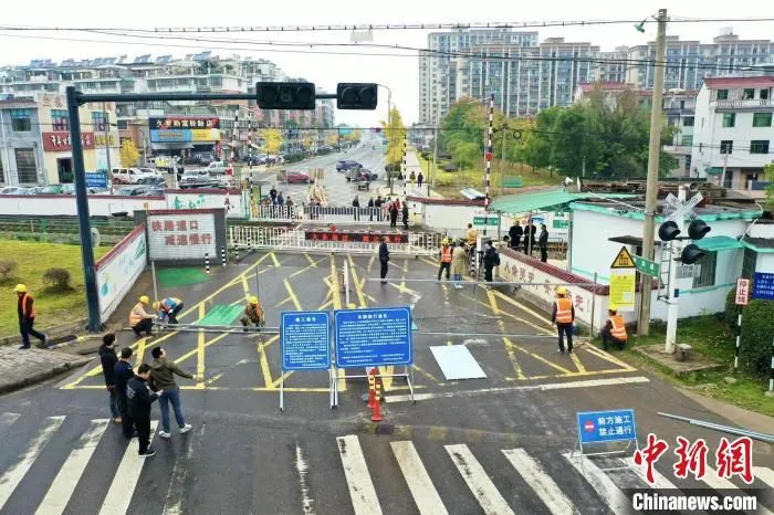 李渔路铁路道口。　杭州工务段供图