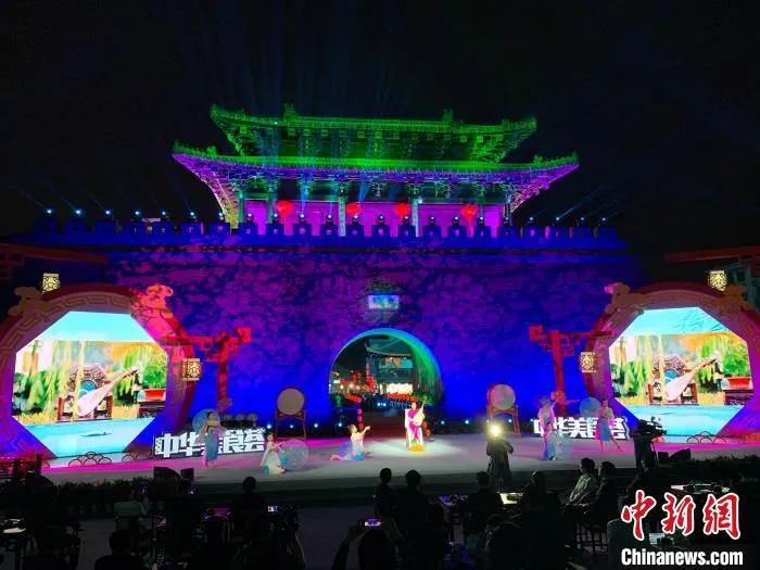 29日晚，东关古街灯光璀璨，呈现出十里长街市井连、夜市千灯照碧云的景象。　崔佳明 摄