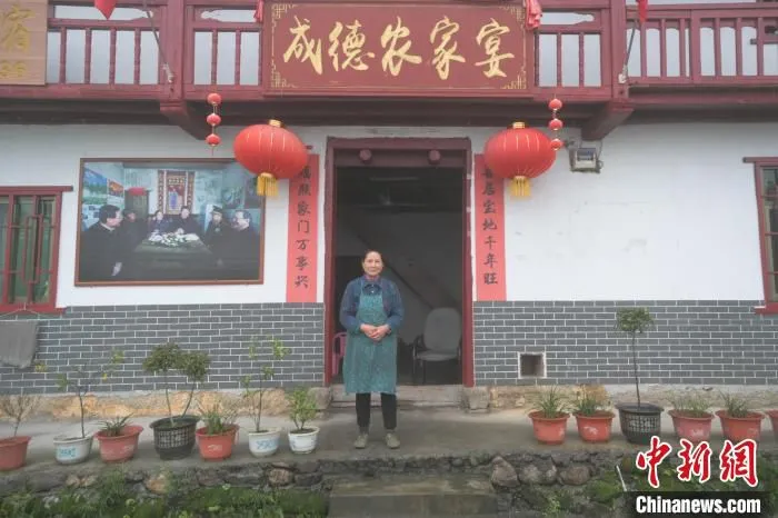 年过五旬的彭夏英将依然乌黑的头发盘起，穿一条蓝绿相间的碎花围裙在自家民宿的厨房内忙着。　刘力鑫 摄