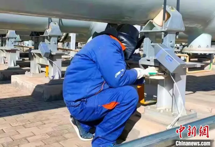 图为青海电科院试验人员在郭隆750变电站GIS设备区安装智能化在线监测终端设备。　何炳勋 摄