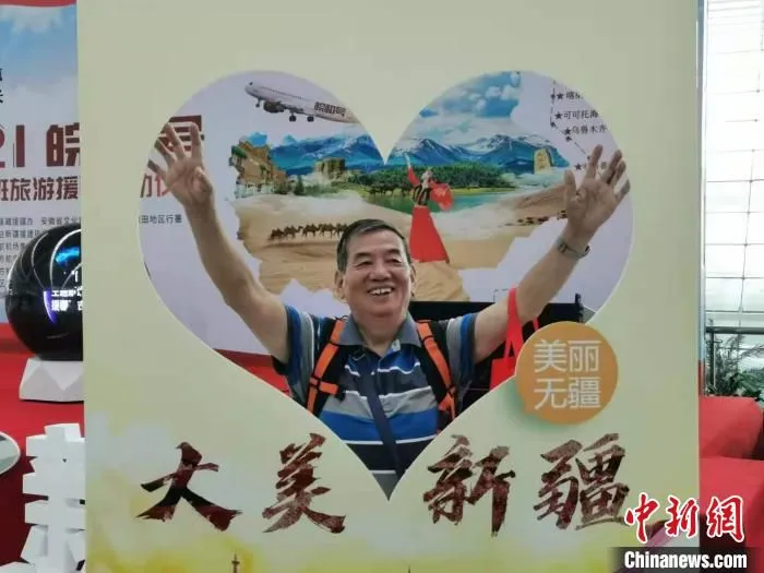 游客在机场拍照留念。　张强 摄