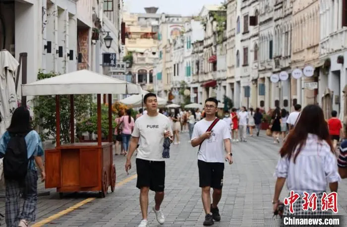 游客在海口百年骑楼老街参观游玩。　李娜供图