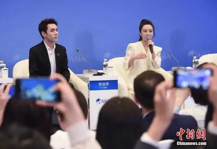 资料图：谦寻控股集团电商主播薇娅(右)、美腕合伙人李佳琦出席某活动。中新社记者 侯宇 摄