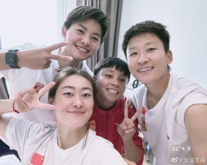 王霜晒与吴海燕、张琳艳、娄佳慧自拍：明天凌晨战瑞士，敬请关注