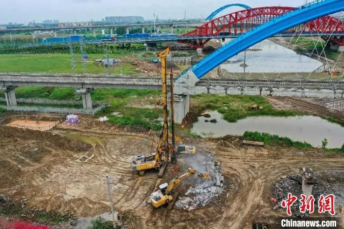 8月14日，引江济淮工程(安徽段)合(肥)九(江)铁路改建首根桩基顺利开钻施工。　马春澧 摄