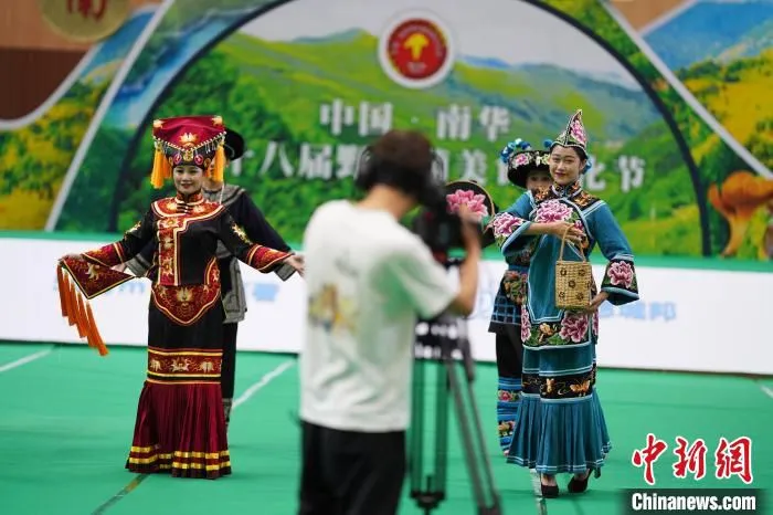 图为第十八届野生菌云上美食文化节开幕现场。　康平 摄