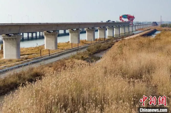 南沿江城际铁路站前5标滆湖段施工现场。　泱波 摄